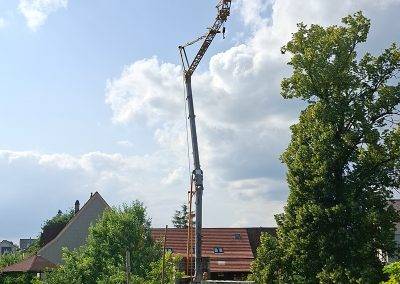 auf der baustelle für den neubau des mehrfamilienhauses mit kita calimero beim alters und pflegeheim bindersgarten in tägerwilen wird der kran aufgebaut