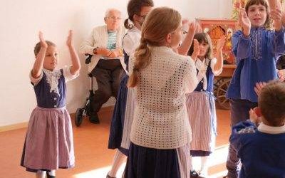Kinder Trachtentanzgruppe Schwaderloh zu Besuch im Bindersgarten